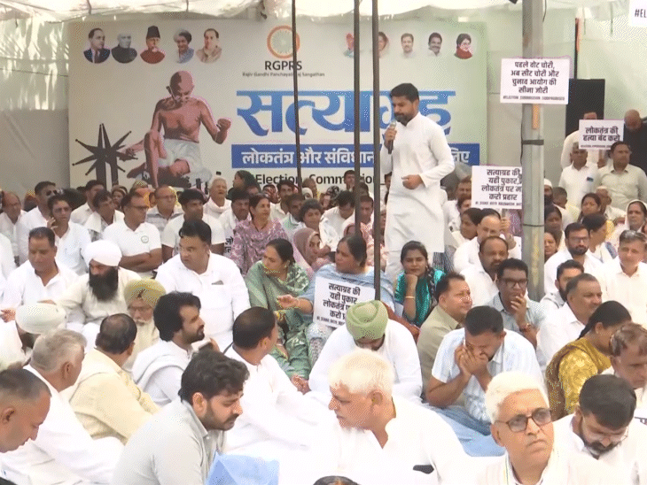 दिल्ली के जंतर मंतर पर राजीव गांधी पंचायती राज संगठन के कार्यकर्ताओं ने धरना दिया।