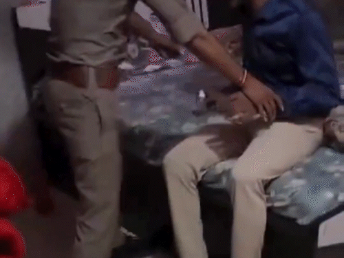 पुलिस ने तुरंत व्यक्ति के हाथ से जहर की बोतल छीन ली।
