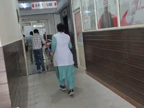 मणिकर्ण एक्सीडेंट के घायल को कुल्लू अस्पताल में ले जाते हुए डॉक्टर