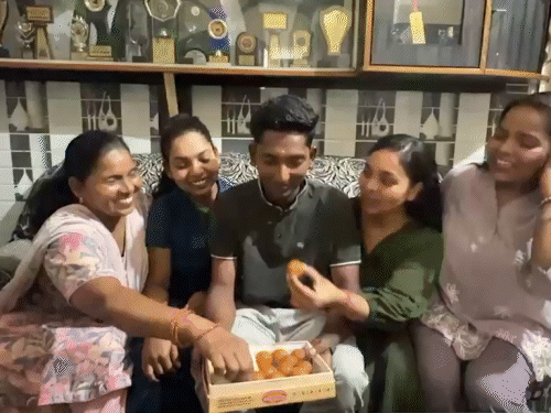 अर्जुन राजपूत के टीम में सिलेक्शन के बाद घर में लड्डू खिलातीं बहनें और उनकी मां।