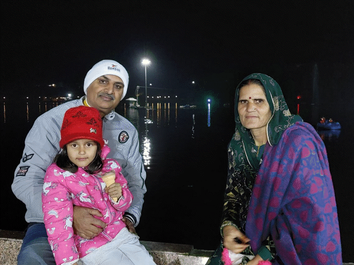 पिछले साल अहमदाबाद विमान हादसे में उदयपुर के वरदीचंद की जान चली गई थी। 6 साल की छवि को आज भी लगता है कि उसके दादा लंदन गए हैं।