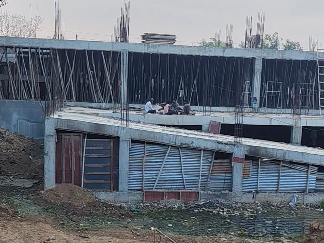 पीड़ित परिवार बोला पीएम आवास में रह रहे हैं।