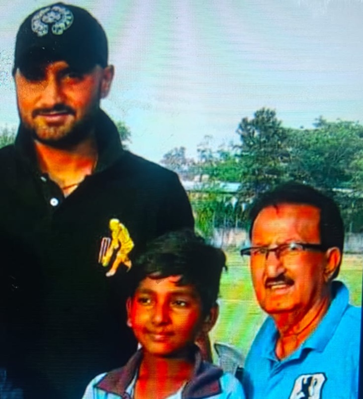 बचपन में कोचिंग अकादमी में एडमिशन लेने के दौरान अर्जन ने हरभजन (भज्जी) के साथ फोटो भी क्लिक करवाई थी।