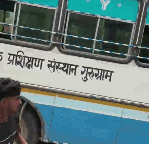 लोगों को कुचलकर जा रही रोडवेज बस पर ईंट मारता युवक।