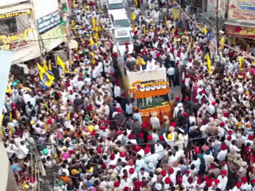बठिंडा में आम आदमी पार्टी ने रोड शो निकाला। इसमें पार्टी सुप्रीमो अरविंद केजरीवाल और सीएम भगवंत मान भी शामिल हुए।