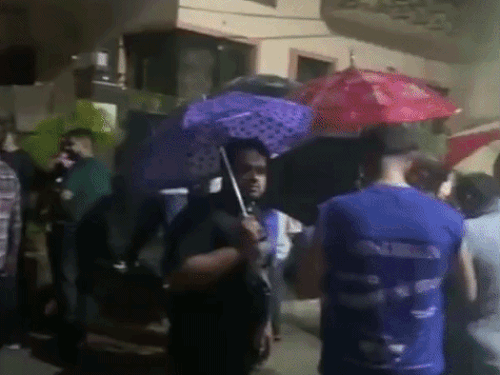 आग लगने के बाद बाहर लोग इकट्ठा हो गए।