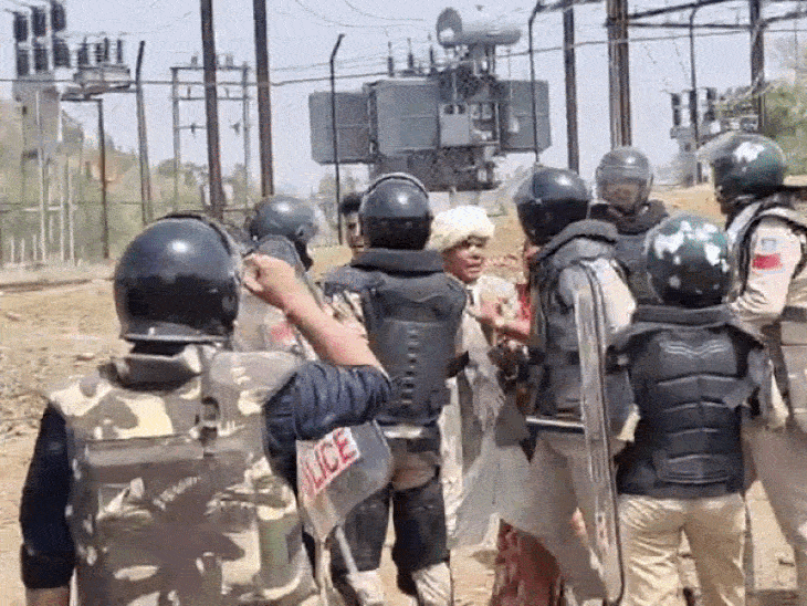 पथराव कर रहे लोगों को पकड़ती पुलिस।