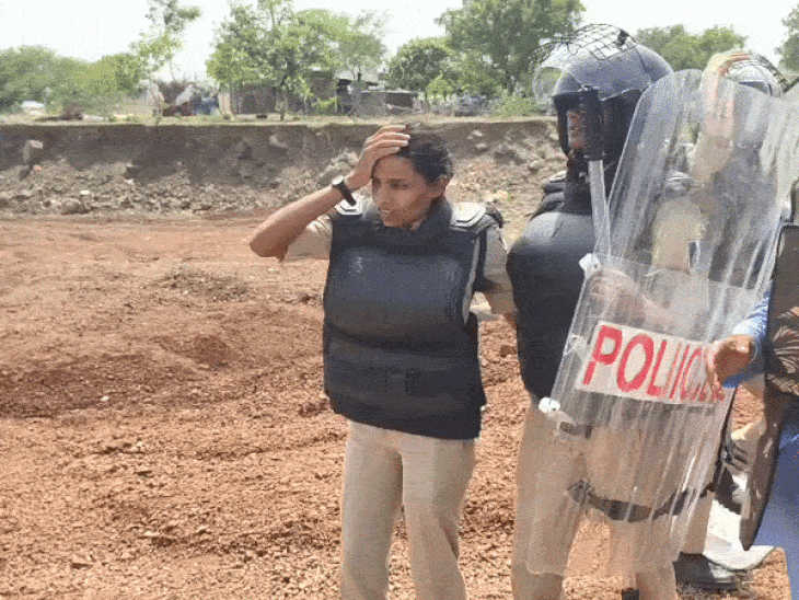 ग्रामीणों के पथराव में एक महिला पुलिसकर्मी घायल हो गयी.