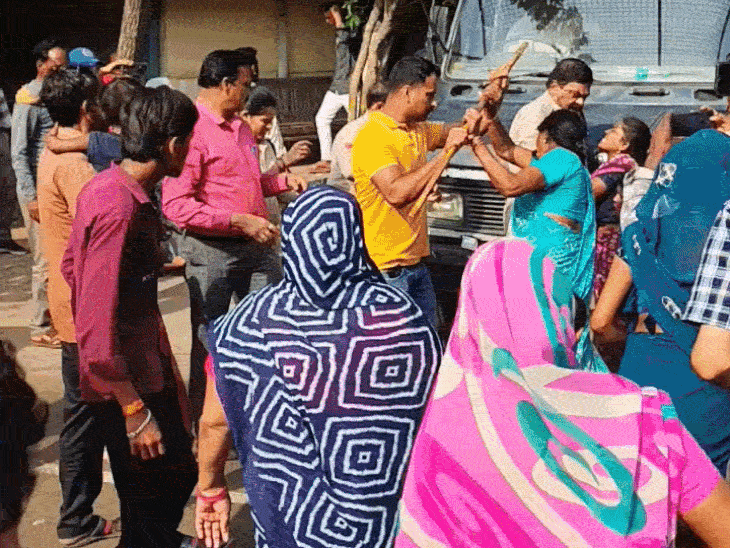 दोषियों को जेल ले जाने से रोकते परिवार के सदस्य।