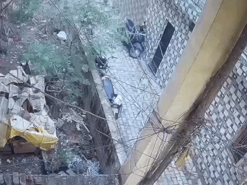 स्नेचिंग की वारदात के बाद भागता आरोपी।
