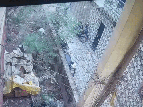 आरोपी के पीछे भागती बुजुर्ग महिला।