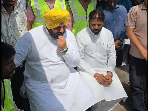 सफाई कर्मियों ने मंत्री के सामने दो महीने से वेतन न मिलने की शिकायत रख दी।
