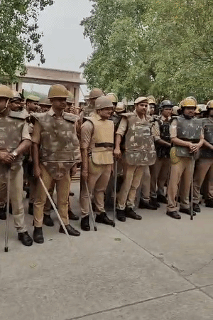 इको गार्डन में सुबह से भारी पुलिस फोर्स तैनात है।