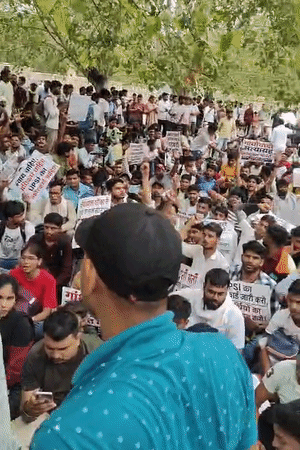युवा ‘पेपर लीक बंद करो, बंद करो’ और ‘UPSI स्कोर कार्ड जारी करो, जारी करो’ के नारे लगा रहे हैं।