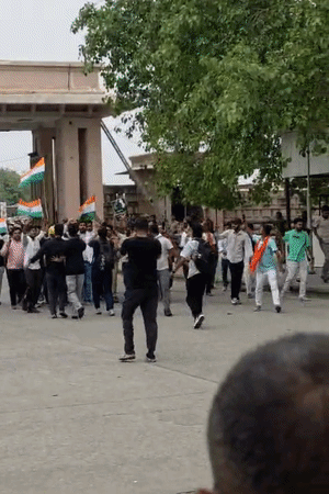इको गार्डन में छात्र ग्रुपों में एकसाथ आ रहे हैं। इस दौरान इंकलाब जिंदाबाद, भारत माता की जय के नारे लगा रहे हैं।