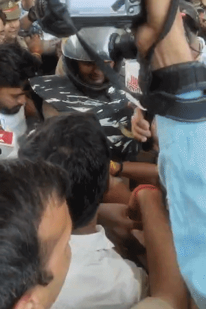 इको गार्डन में अंदर जाते समय पुलिस ने अभिजीत दीपके के लिए सुरक्षा घेरा बनाया।