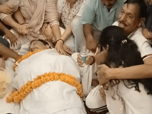 वाराणसी एयरपोर्ट पर पहुंचा जसपाल राणा का पार्थिव शरीर: चार्टर विमान से देहरादून से लाया गया, मणिकर्णिका घाट पर होगा अंतिम संस्कार - Varanasi News कोच जसपाल राणा को अंतिम विदाई देने पहुंचीं मनु भाकर। इस दौरान वह राणा के पिता नारायण सिंह राणा से लिपटकर रो पड़ीं।