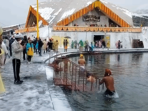 उत्तराखंड के चमोली में स्थित हेमकुंड साहिब में बर्फबारी हुई।