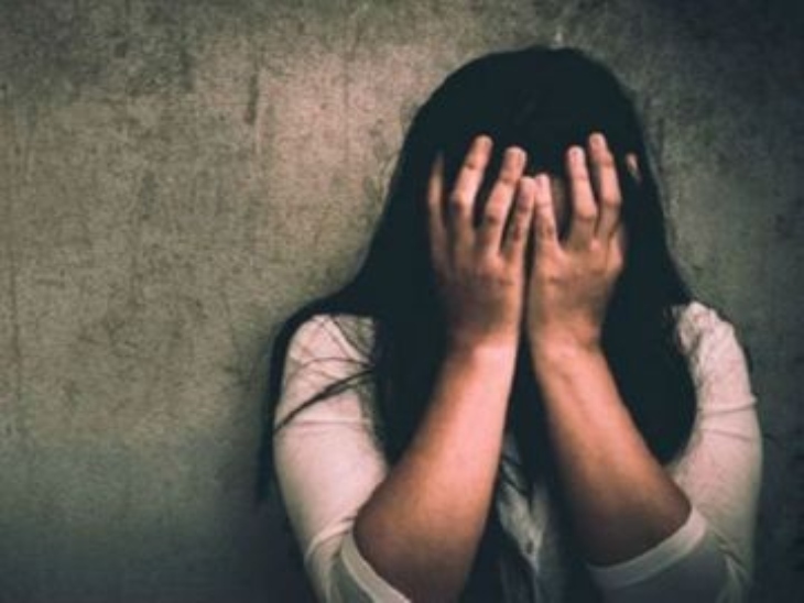 आरोपी से पीड़िता को ब्लैकमेल कर 6 साल में करीब 35 लाख रुपए वसूल लिए। (प्रतीकात्मक इमेज)