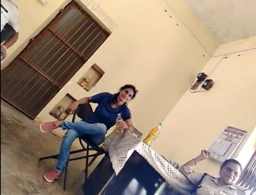 ये तस्वीर थाने में बैठी सुनीता की है। उन्हें वीआईपी ट्रीटमेंट देने का आरोप है।