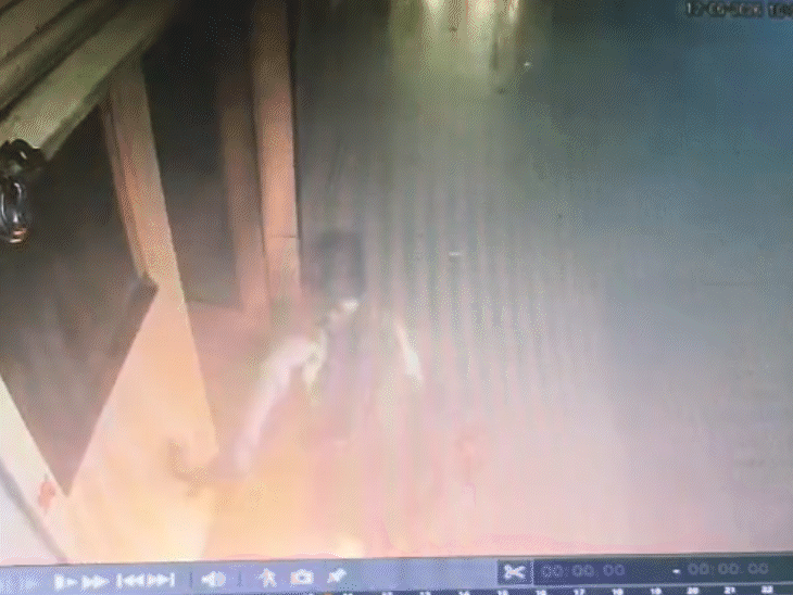 कर्मचारियों ने आग बुझाई। इसके बाद घायलों को अस्पताल भेजा गया.