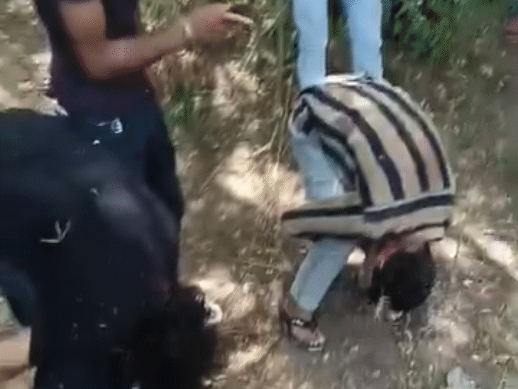 आठ बदमाश तीन दोस्तों को बहाने से ज्ञानंद पुरा के पास जंगल में ले गए।