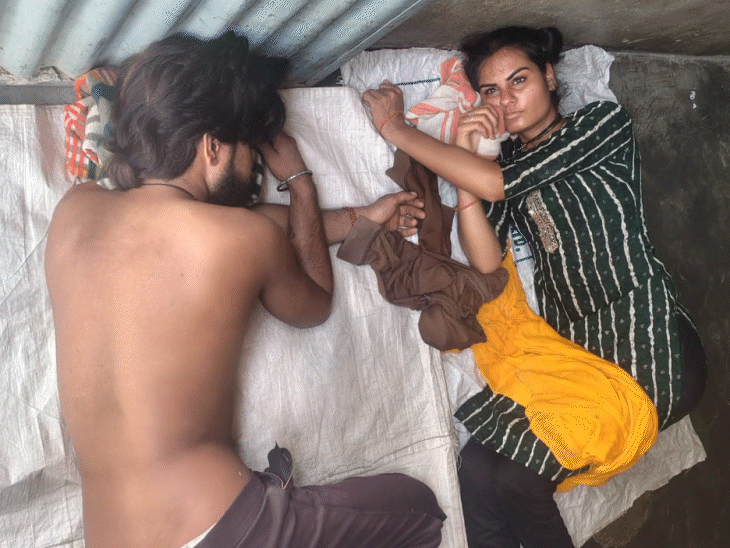 शिवपुरी पुलिस प्रेमी युगल को पकड़कर वापस ला रही थी।