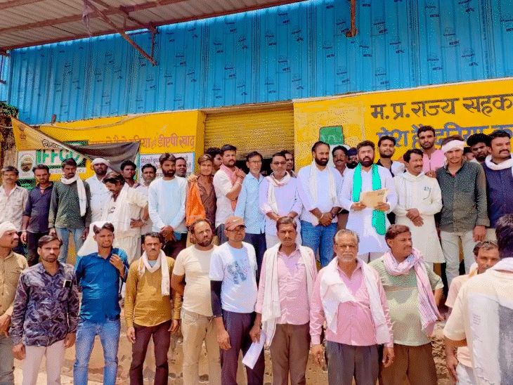 बागेरी केंद्र पर खाद नहीं मिलने पर किसानों ने प्रदर्शन किया।