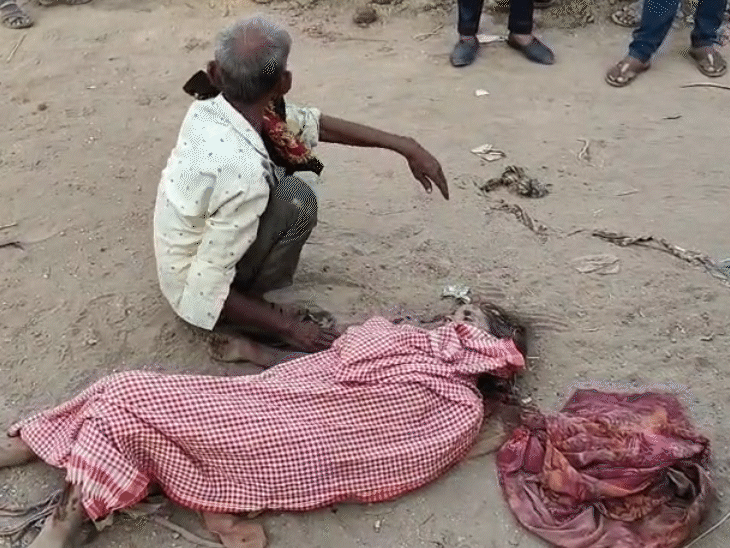 बेटी के शव के पास पिता.