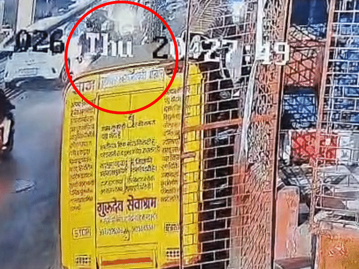 बैग छीनने के बाद दोनों बदमाश एक्टिवा पर सवार होकर भाग गए।
