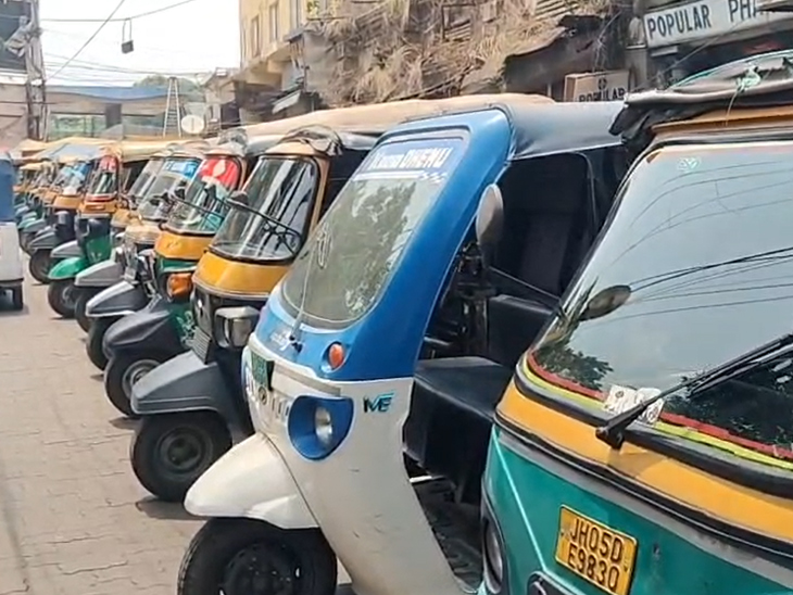 जमशेदपुर शिक्षित बेरोजगार टेंपो चालक-संचालक संघ ने ईंधन की बढ़ती कीमतों और वाहन संचालन लागत में वृद्धि का हवाला देते हुए किराया बढ़ाने का निर्णय लिया है।