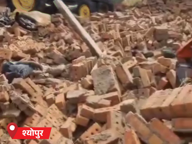 मध्य प्रदेश के श्योपुर में घर की दीवार गिरने से एक परिवार के 3 लोगों की मौत हो गई।