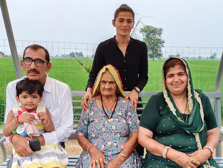 सविता पूनिया परिवार के साथ