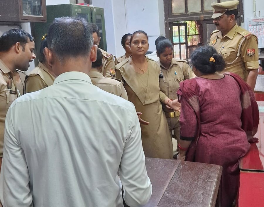 पुलिस ने वंदना को जज की कुर्सी से उठाया। इसके बाद उसे हिरासत में लेकर थाने पहुंची।