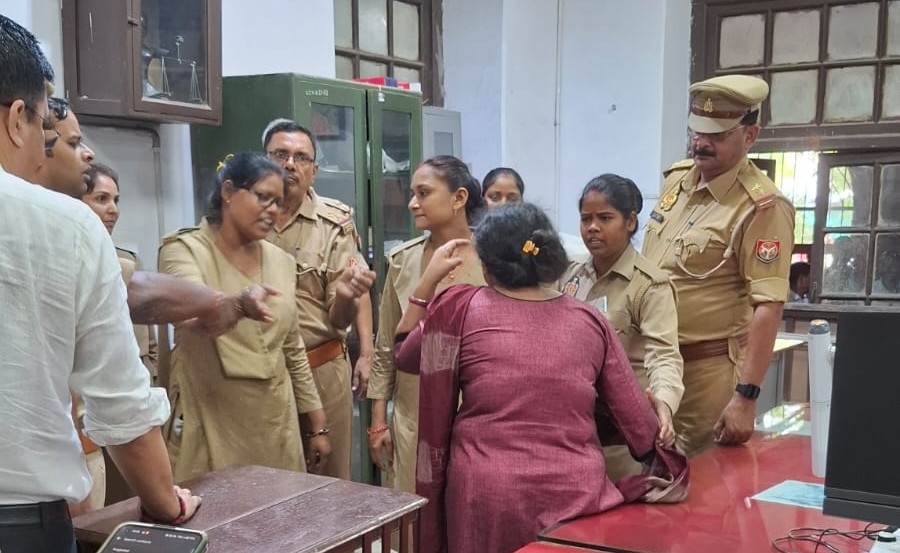 वकील वीडियो बनाने लगे तो वंदना उन पर भड़क गई।