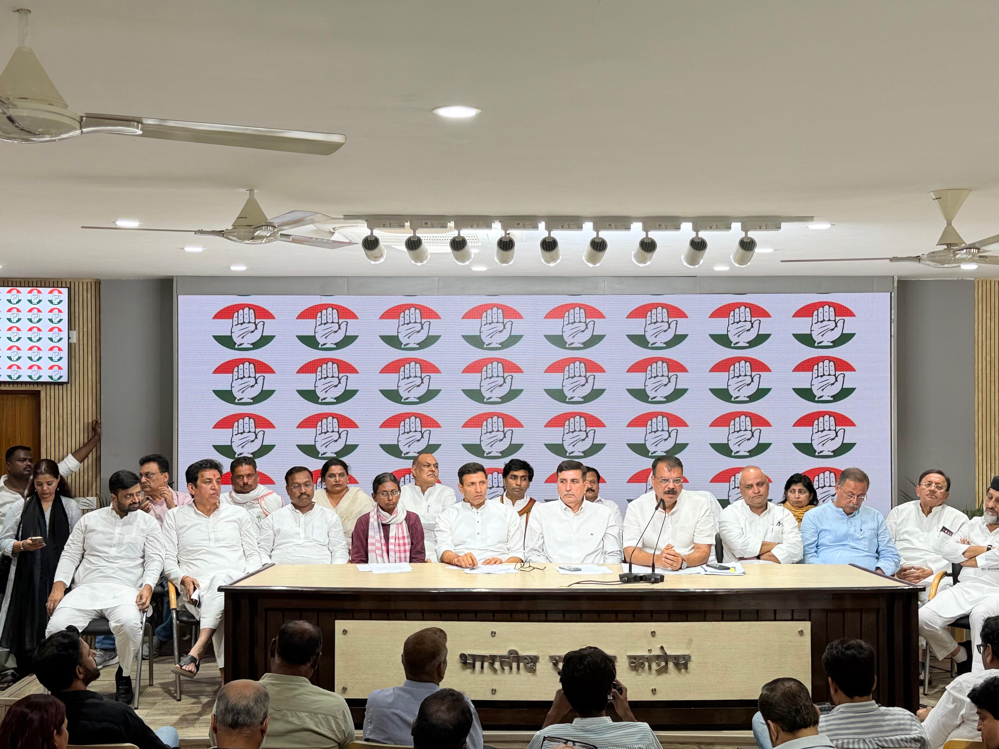 कांग्रेस नेताओं ने दिल्ली में प्रेस कॉन्फ्रेंस की। इसमें भाजपा पर सीट चोरी का आरोप लगाया।