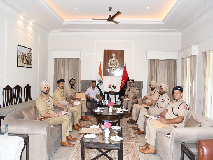 मीटिंग दौरान उपस्थित पुलिस अधिकारी।