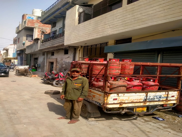 घटना की जानकारी देते द्वारका प्रसाद।