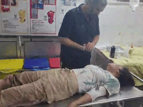 सिविल अस्पताल में घायल युवती का इलाज चल रहा है।