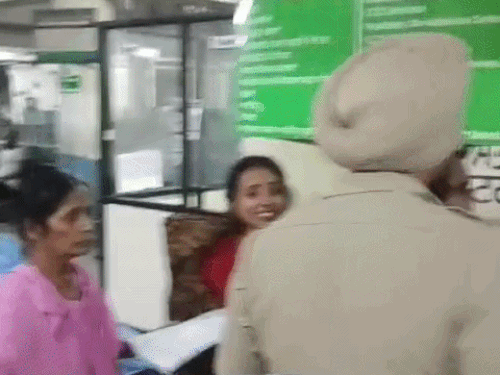 अस्पताल पहुंचे परिवार का रो-रोकर बुरा हाल।