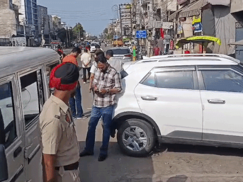 जालंधर में शोरूम के बाहर तैनात पुलिसकर्मी।