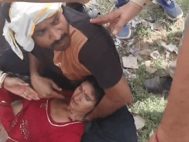 करवाई के दौरान महिला की तबियत बिगड़ी