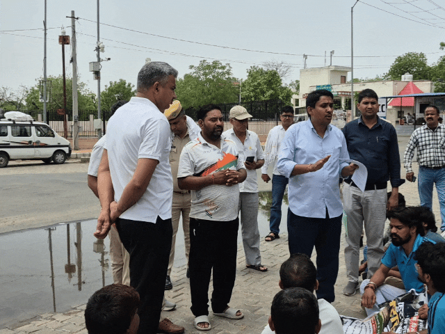 मौके पर तहसीलदार और कोतवाल ने पहुंचकर आश्वासन दिया और धरना खत्म करवाया