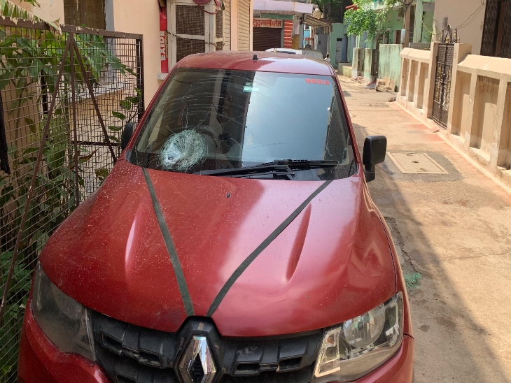 पीड़ित की कार घर के बाहर खड़ी थी।