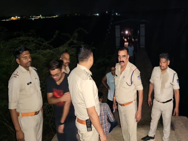 सर्च ऑपरेशन के दौरान पुलिस और मेडिकल कॉलेज के कई छात्र पहुंचे।