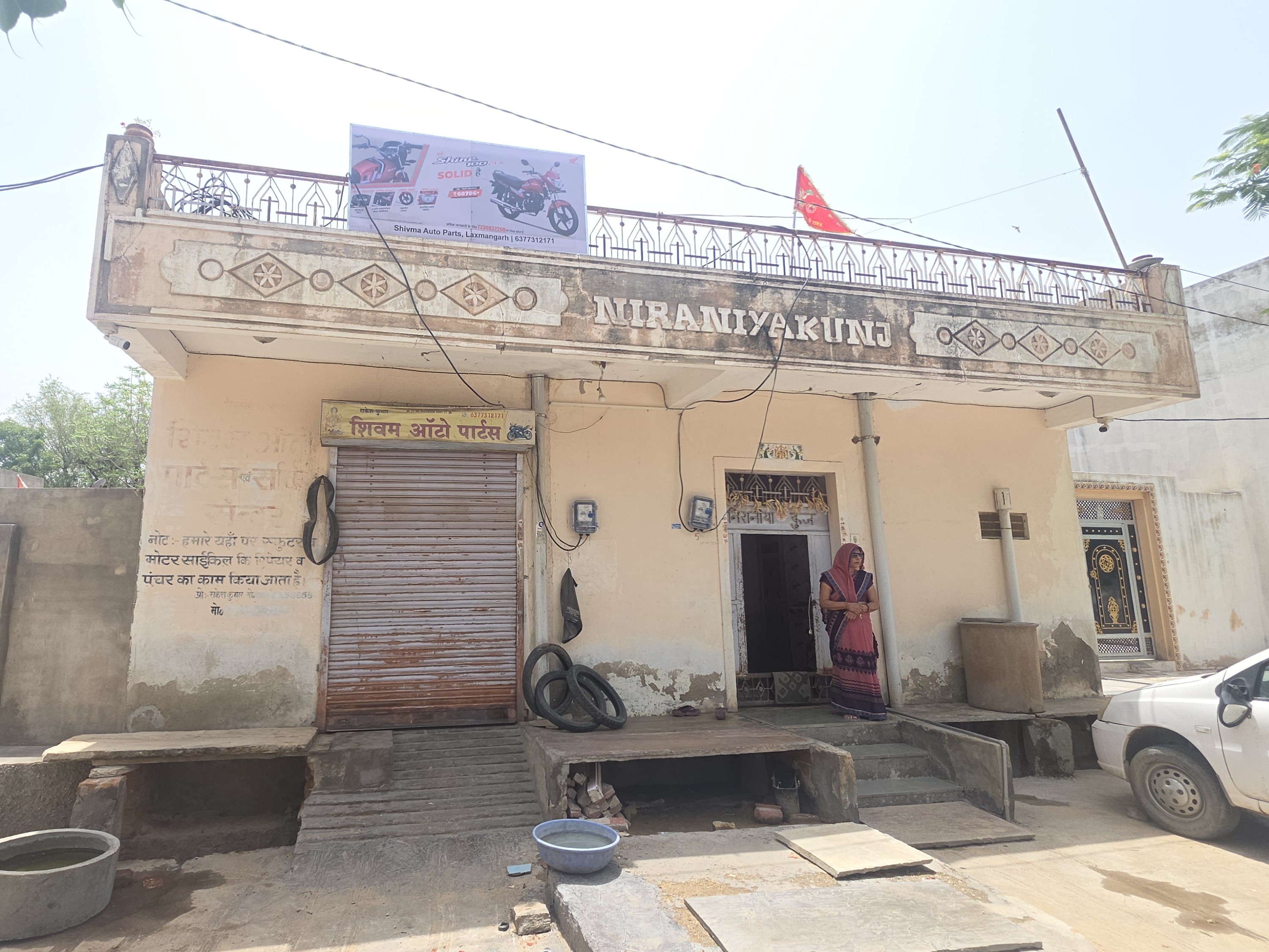 इस दुकान के बाहर से ही युवक बाइक लेकर फरार हो गया।