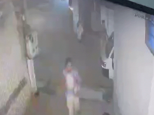 दो युवकों पर गोलियां चलाने के बाद आरोपी भागते हुए।