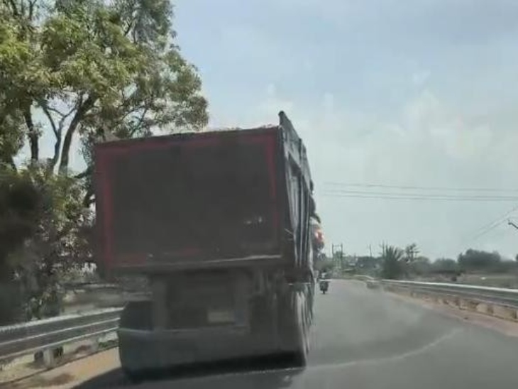 अधिकांश ट्रक केवल नाममात्र का तिरपाल इस्तेमाल करते हैं, जो हवा से उड़ जाता है।