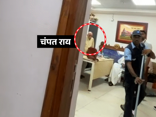 ट्रस्टच्या कार्यालयात पोहोचल्यानंतर दिव्य मराठीच्या रिपोर्टरला बाहेर काढण्यात आले. या फोटोमध्ये लाल वर्तुळात चंपत राय दिसत आहेत.