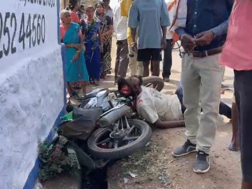 जिस बाइक में दंपती सवार थे, उनके बाइक का फुटरेस्ट युवक के सिर में घुस गया।
